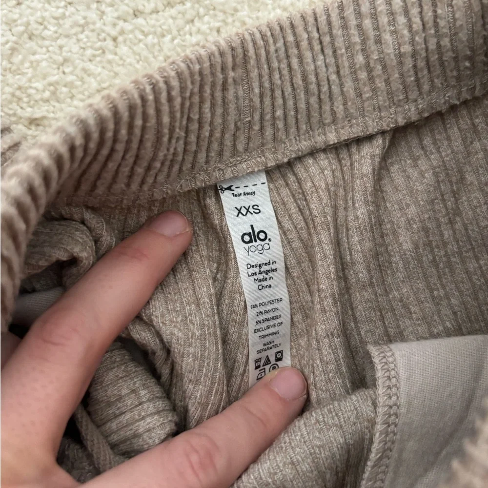 ALO Yoga Ribbed Lounge Shorts in Taupe